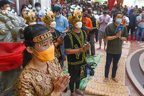 Ribuan Umat Buddha Ikuti Puja Bakti Dan Detik Sidhi Tri Suci Waisak