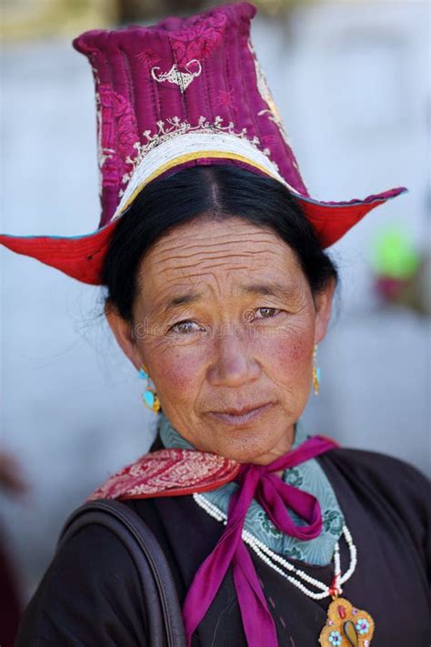 Goucha Dress Of Ladakh Traditional Dresses Of Ladakh Ju Leh