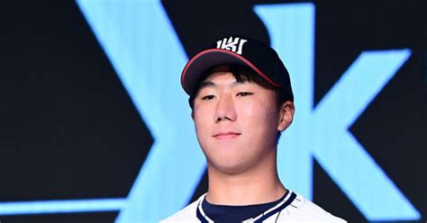 Kt 1라운드 지명 투수 김동현과 2억원에 계약 2025 신인 11명 계약 완료