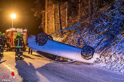 Nö Pkw Überschlag auf Schneefahrbahn in Kettenreith in Kilb Fireworld at