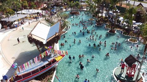 Divers O Em Fam Lia No Hot Beach Ol Mpia Mercado E Feiras