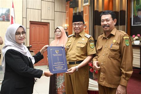 Majukan Pendidikan Bupati Hm Wardan Serahkan Sk Perubahan Nomenklatur