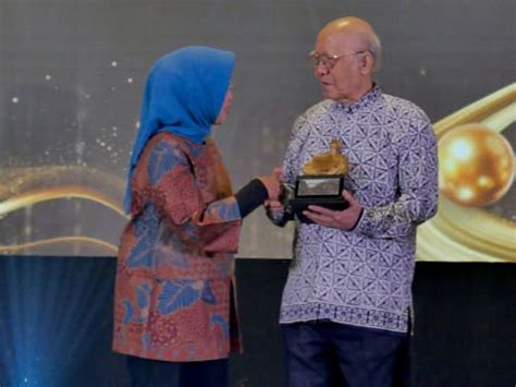 Atmakusumah Astraatmadja Terima Lifetime Achievement Anugerah Dewan