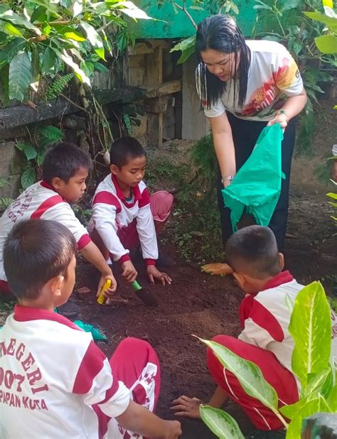 Murid SDN 007 Balkot Gelar Gotong Royong Di Lingkungan Sekolah