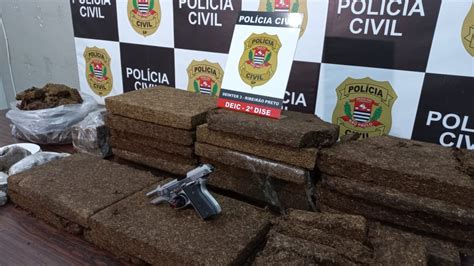 Dupla Presa Tijolos De Maconha Escondidos Em Freezer De Uma Casa