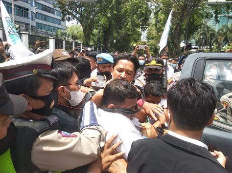 Demo Satu Tahun Bobby Nasution Aulia Ricuh Massa Aksi Dipukul Mundur Polisi Sumut