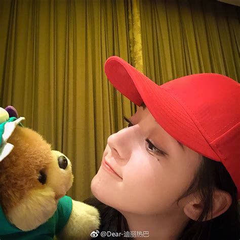 Địch Lệ Nhiệt Ba khoe ảnh selfie ngay lập tức hot hòn họt vì quá xinh