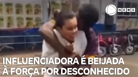 Influenciadora é beijada à força por desconhecido durante gravação de