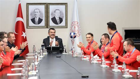 Bakan Yusuf Tekin Avrupa Şampiyonu Down Sendromlu Özel Futsal Millî