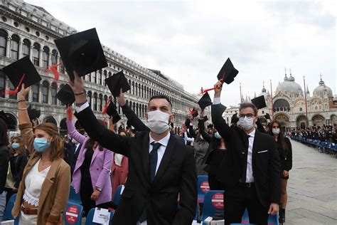 Laurea In Piazza San Marco Cerimonia Con Laureati Il Novembre