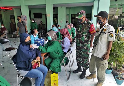 Kodim Kota Yogyakarta Babinsa Prawirodirjan Dampingi Vaksin