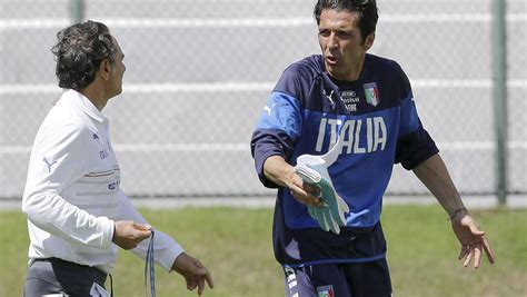 Fußball WM 2014 Italien gegen Uruguay in Gruppe D unter Druck DER