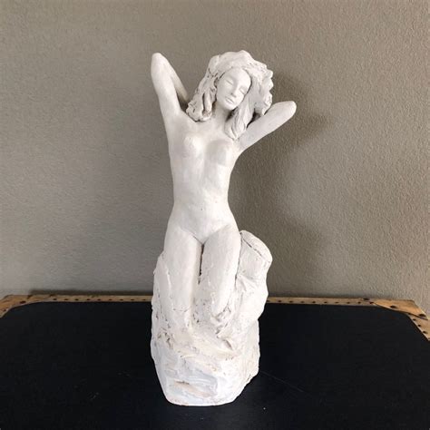 Sculpture De Femme En Argile Blanche Ma Valise En Carton