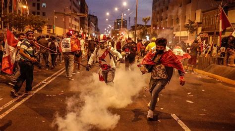 Al Menos Dos Muertos En Las Protestas En Perú