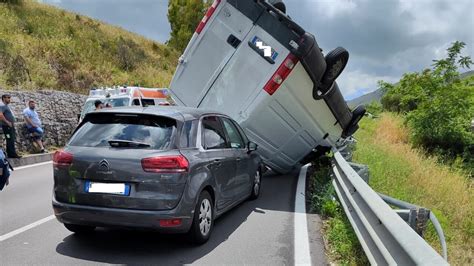 Incidente Sulla Palermo Agrigento Furgone Si Ribalta Dopo Lo Scontro