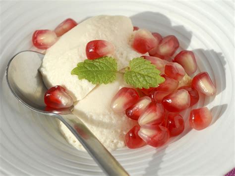 Weißes Schokomousse mit Granatapfel Rezept Lebensmittel essen