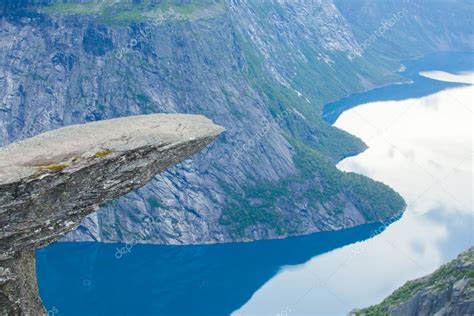 Una Imagen Vibrante Del Famoso Lugar De Senderismo Noruego Trolltunga