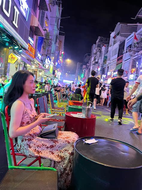 🇻🇳 夜の繁華街でボッチ飲みする女性🙄 ホーチミンtv