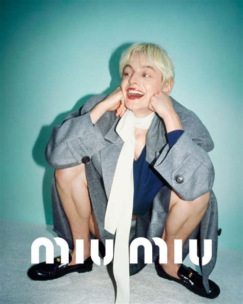 Emma Corrin Nude And Leaked Pics Of Short Haired Bigender Photos