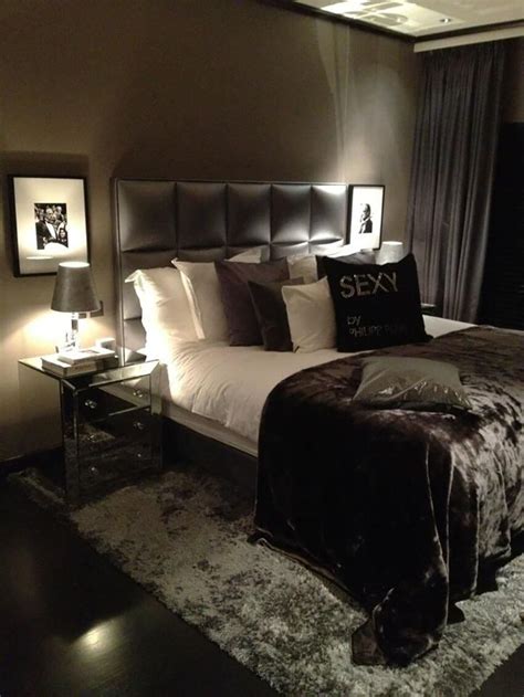 10 Cozy Dark Bedroom Decor DECOOMO