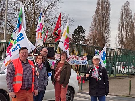 Nogent sur Oise MAJ Les profs manifestaient à l appel du SNES FSU