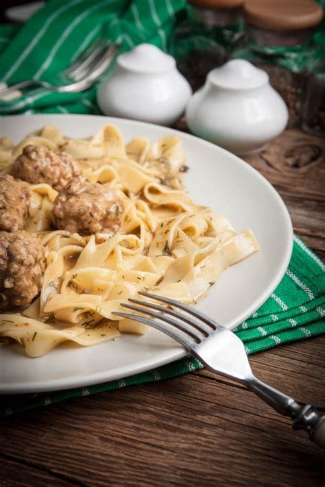 Pastas De Los Tallarines Con Las Alb Ndigas De La Carne De Vaca Imagen