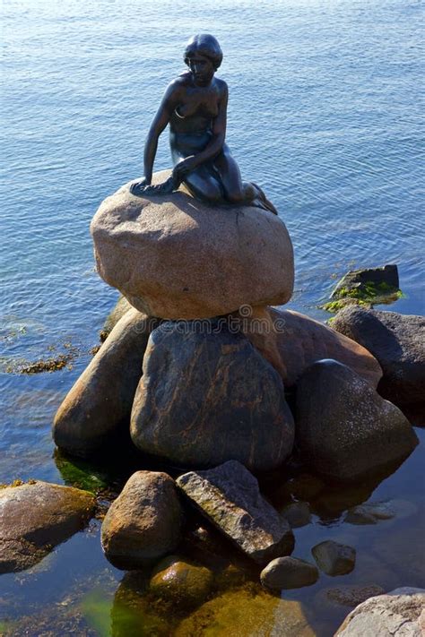 Statua Della Sirena Nel Oldtown Di Varsavia, Polonia Immagine Stock ...