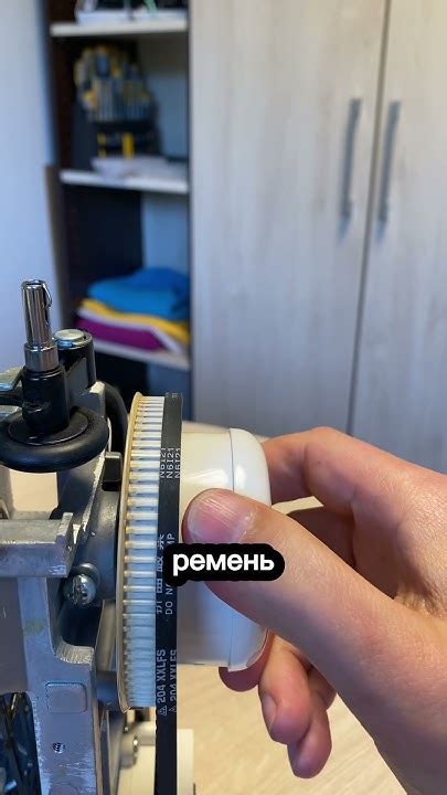 Это опасно! Не крутите маховое колесо на швейной машинке не в ту ...