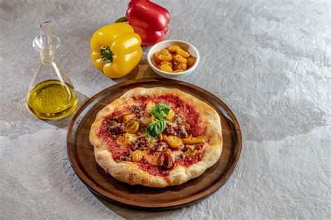 Pizza Con Pomodorini Peperoni E Salsiccia Miele