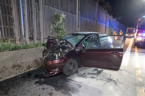 Unbeleuchtes Fahrzeug F Hrt Auf Der B Bei Ebersbach Zu Unfall Mit