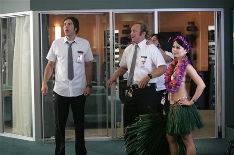 Zachary Levi Insieme A Scott Krinsky E Julia Ling Durante Una Scena