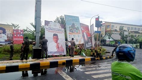 Pemkot Palopo Mulai Menertibkan Baliho Dan Spanduk Caleg Yang Merusak