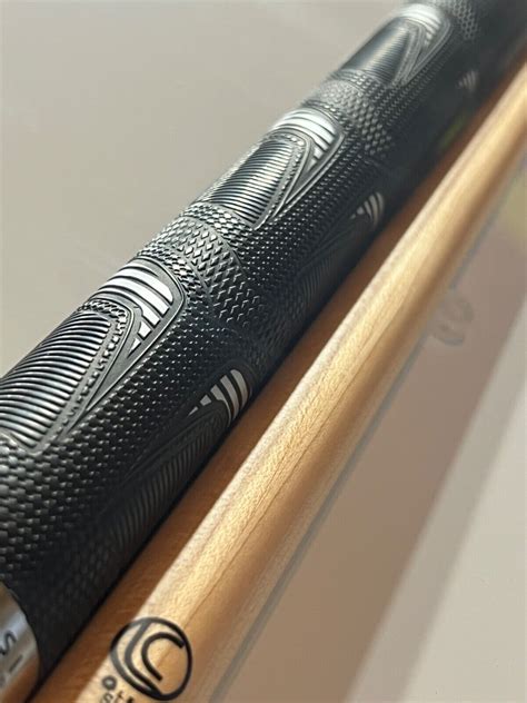 LUCASI LHRV22 HYBRID CUE 11 75 MM SHAFT WITH KAMUI TIP BRAND NEW FREE