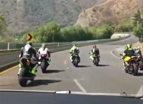 Inconscientes Motociclistas Arriesgan Su Vida Con Carrera En