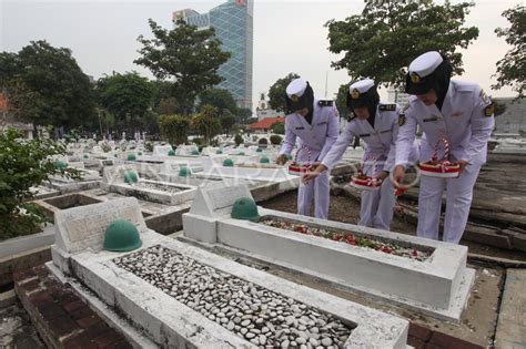 Ziarah Di Taman Makam Pahlawan Sepuluh Nopember Surabaya ANTARA Foto