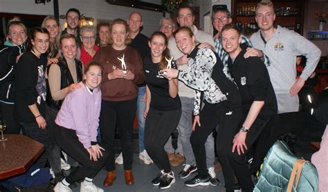 Leerkrachten De Wijde Wereld Winnen Volleybaltoernooi Basisscholen