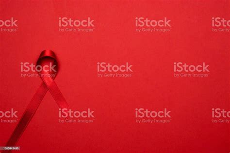 유방암 여자 어두운 빨간 배경에 Hiv 세계 의 날에 빨간색 리본 기호 인식 보조 제 및 암 의료 및 의료 개념 12월에 대한