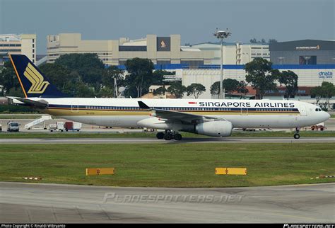 V Std Singapore Airlines Airbus A Photo By Rinaldi Wibiyanto