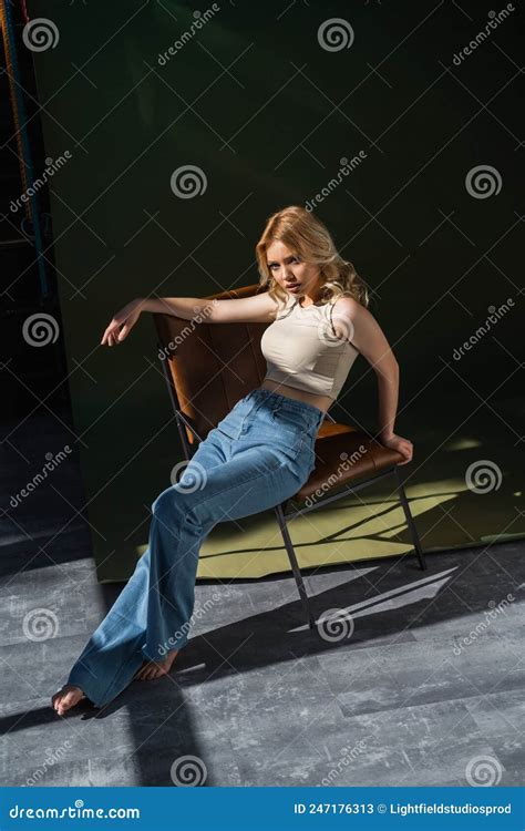 Sensual Mujer Descalza En Jeans Sentada Imagen De Archivo Imagen De