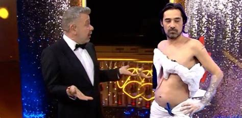 ¡Jordi Cruz vuelve a 'Art Attack' y recrea el vestido de Cristina Pedroche!