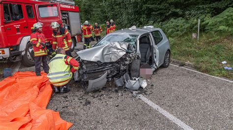 Karlsruhe Drama auf Landstraße Fahrer schwebt nach Unfall in