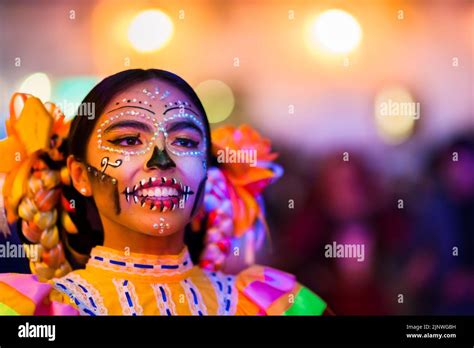 Une fille mexicaine habillée comme la Catrina une icône de la culture