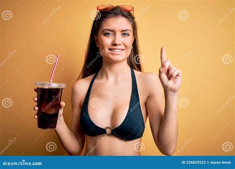 Joven Hermosa Mujer Con Los Ojos Azules En Las Vacaciones Usando Bikini Bebiendo Bebida De Cola