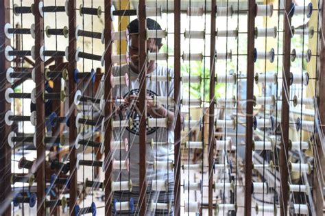 Kain Tenun Tidore Yang Pernah Hilang Antara Foto