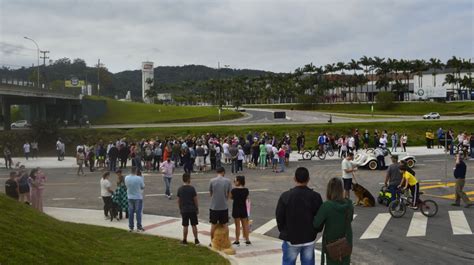 Abertura Da Margem Esquerda Da Beira Rio Inicia Caminhada Em