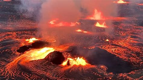 美国基拉韦厄火山喷发瞬间炽热熔岩奔涌而出 顺着山体蜿蜒淌下 新浪新闻