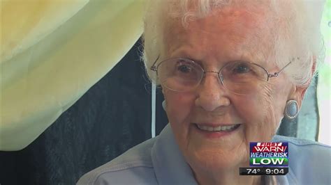 101 Year Old Woman Celebrates Her Birthday At Taco Bell Youtube