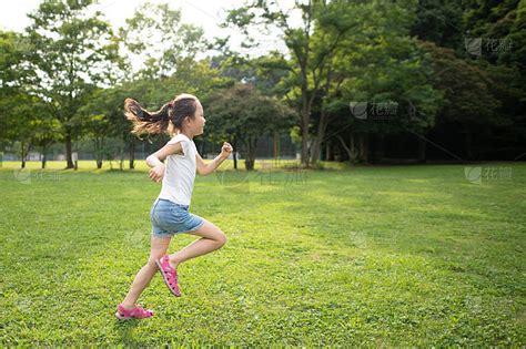 女孩在草坪上奔跑