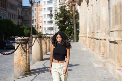 Hermosa Joven Latina Con Ojos Negros Y Pelo Largo Y Oscuro Camina Por El Centro De Seville Al