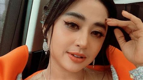 Dewi Perssik Akhirnya Damai Dengan Ketua RT Sapinya Juga Sudah Dibagikan